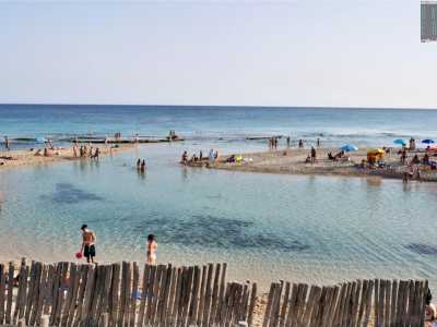 La foce del Chidro la si incontra passeggiando lungo l�arenile: si riconosce subito perch� il mare qui si fa improvvisamente pi� freddo